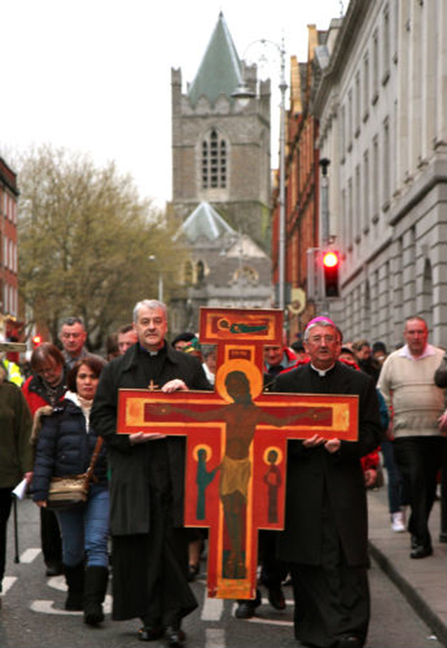 Dublin’s Church of Ireland and Roman Catholic Archbishops made history on Good Friday as they carried a cross through the streets of Dublin from Christ Church Cathedral to the Pro Cathedral. This was the first time such a procession had taken place. 