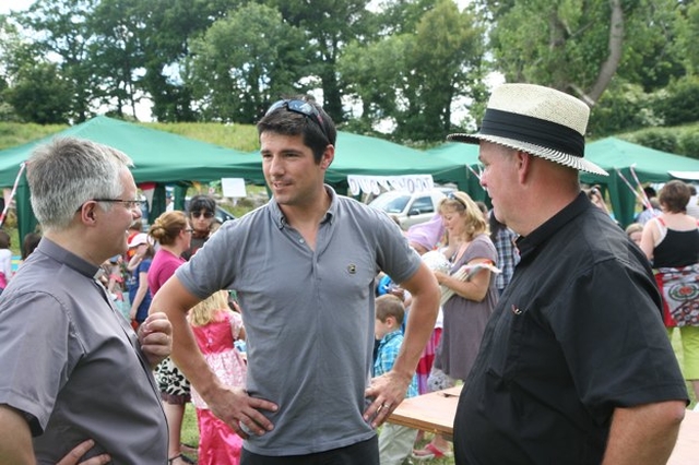 Craig Doyle at the Powerscourt Parish Fete along with the Curate of the Parish, the Revd Ken Rue (left) and the Rector, the Venerable Ricky Rountree (right).