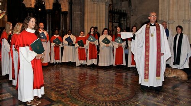 Dean Dermot Dunne thanks the girls choir for singing at the annual Peata Carol Service in Christ Church Cathedral today (December 10).