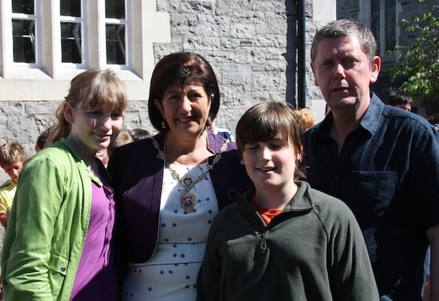 Members of Zion Parish School Green Committee with the Deputy Lord Mayor of Dublin, Cllr Edie Wynne, and School Principal, Tom Conaty, at the Green Flag ceremony at the school.