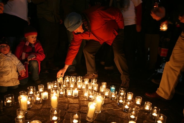 Placing a candle at a vigil organised by Christian Aid, Amnesty International and Trócaire calling for a ceasefire in Gaza.