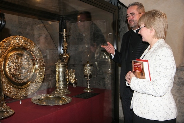 Dean Dermot Dunne gives Minister Mary Hanafin a guided tour of the cathedral at the Rediscover Christ Church Book Launch.