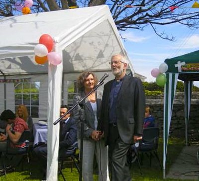 Canon Ben Neill addressing the picnic held in his honour by Dalkey parish to mark his retirement.