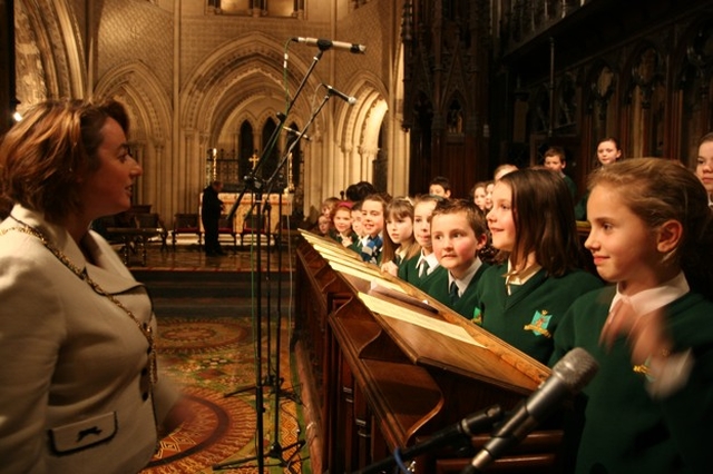 Leas Ard-Mhéar, an Comhairloir Julia Carmichael ag caint lest an gCór ag an tSeirbhís idirchreigmheach don Aontacht Chríostaí in Ardteampall Chríost.