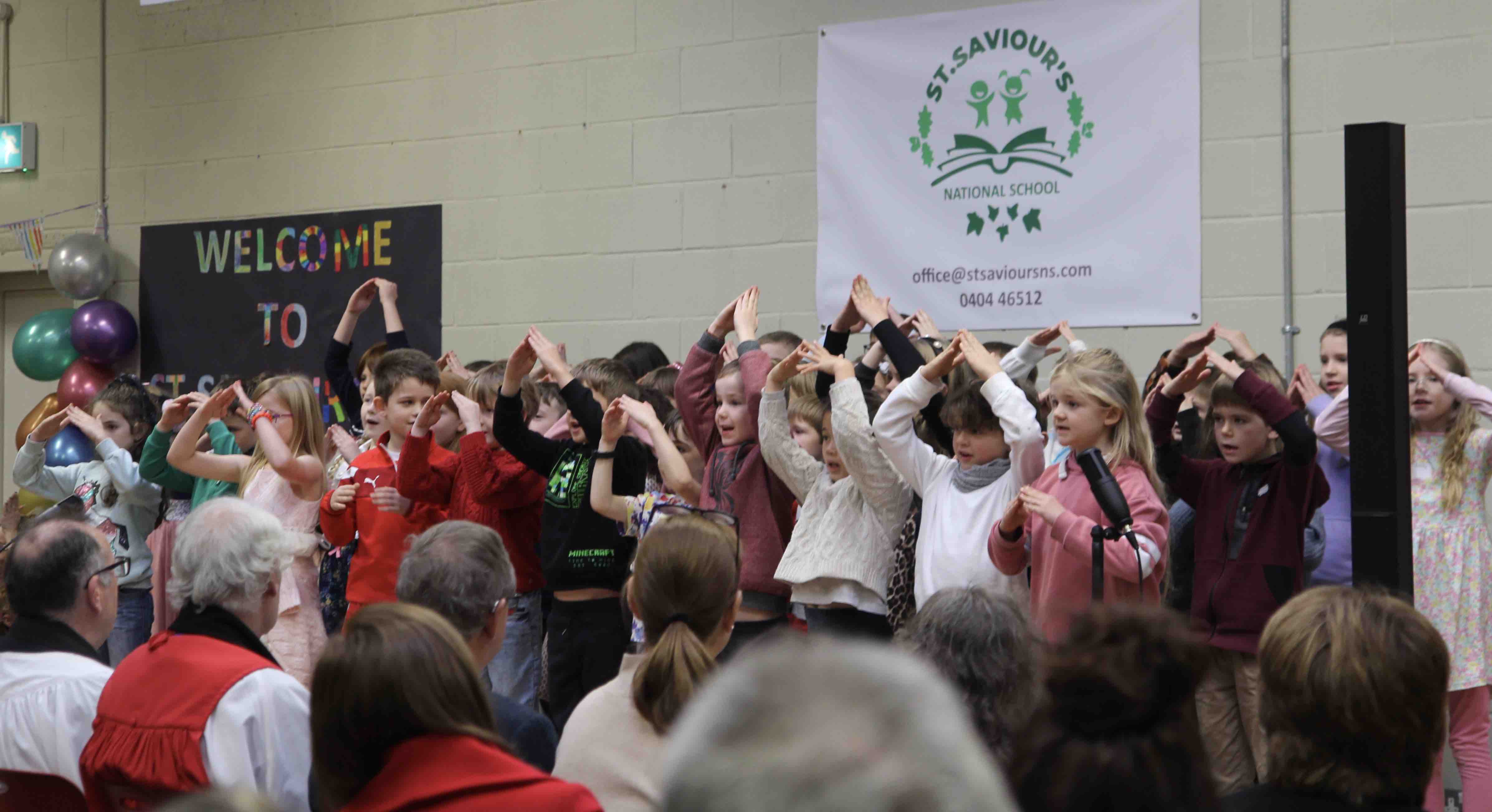 The junior classes sing a hymn.